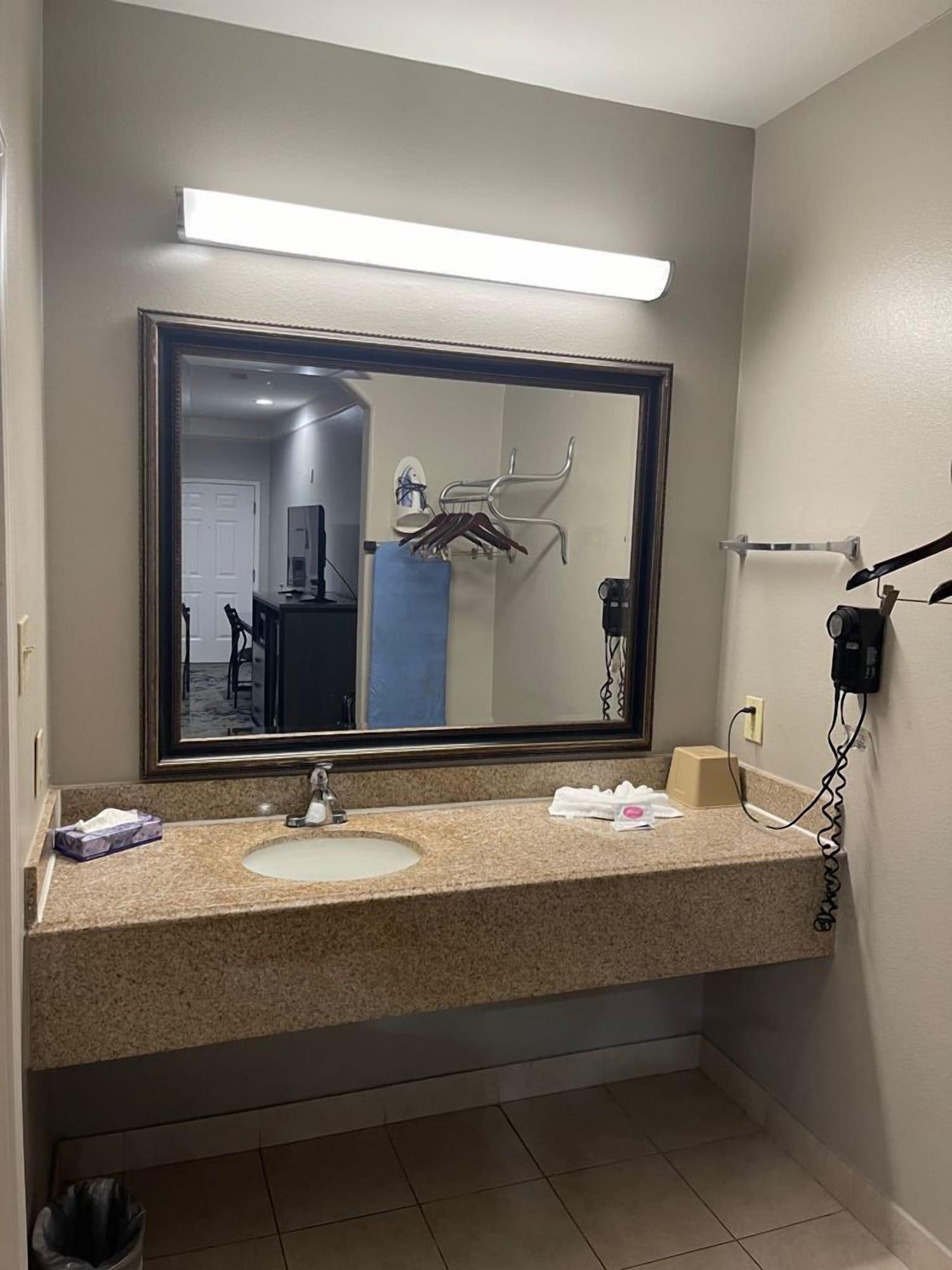 Scottish Inn And Suites Alvin Bagian luar foto