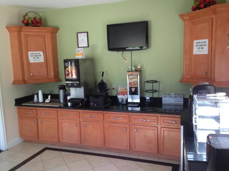 Scottish Inn And Suites Alvin Bagian luar foto