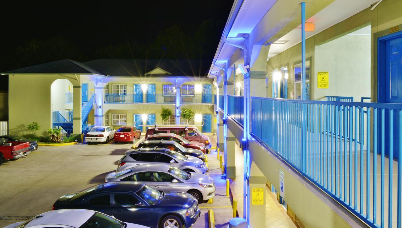 Scottish Inn And Suites Alvin Bagian luar foto