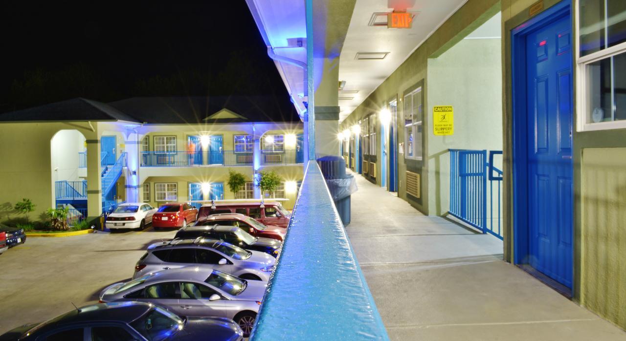 Scottish Inn And Suites Alvin Bagian luar foto