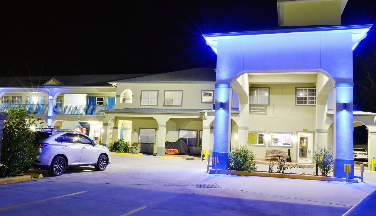 Scottish Inn And Suites Alvin Bagian luar foto