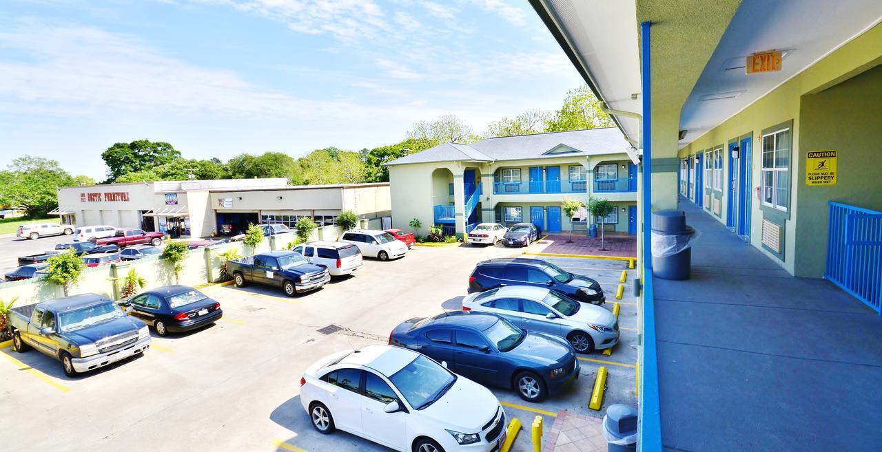 Scottish Inn And Suites Alvin Bagian luar foto