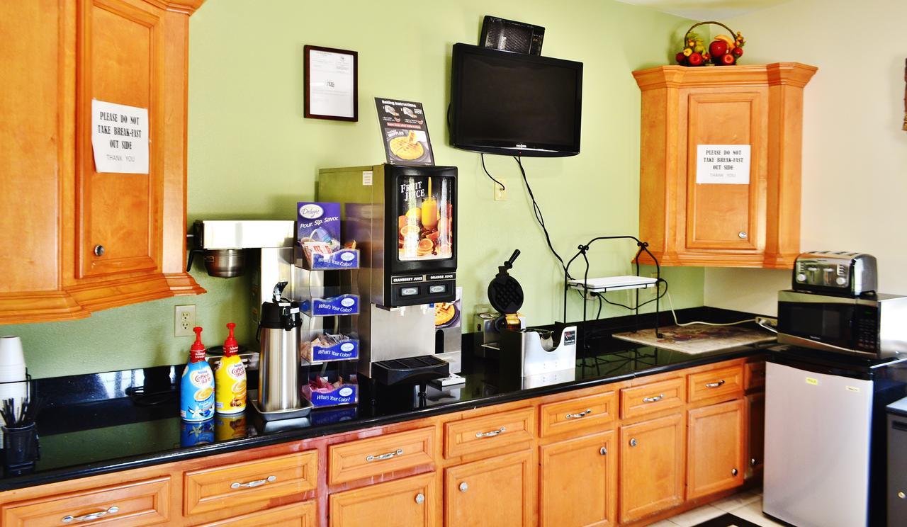 Scottish Inn And Suites Alvin Bagian luar foto
