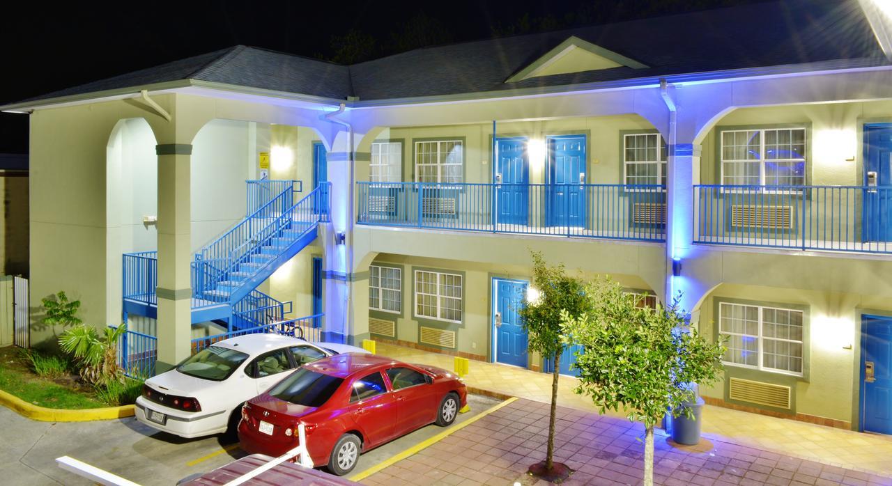 Scottish Inn And Suites Alvin Bagian luar foto