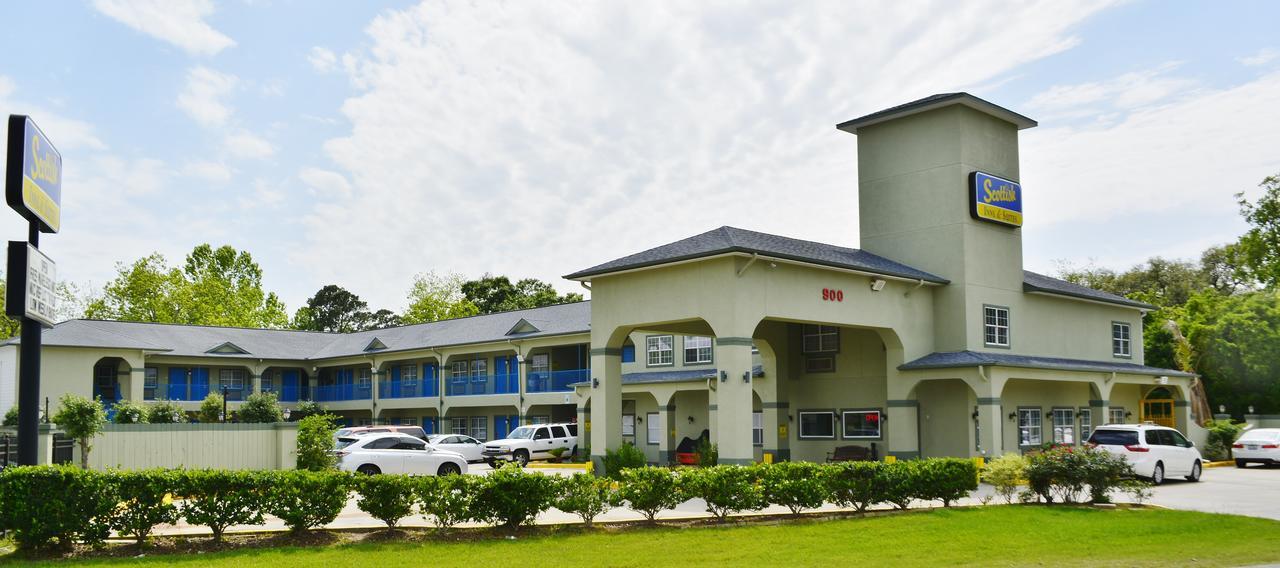 Scottish Inn And Suites Alvin Bagian luar foto