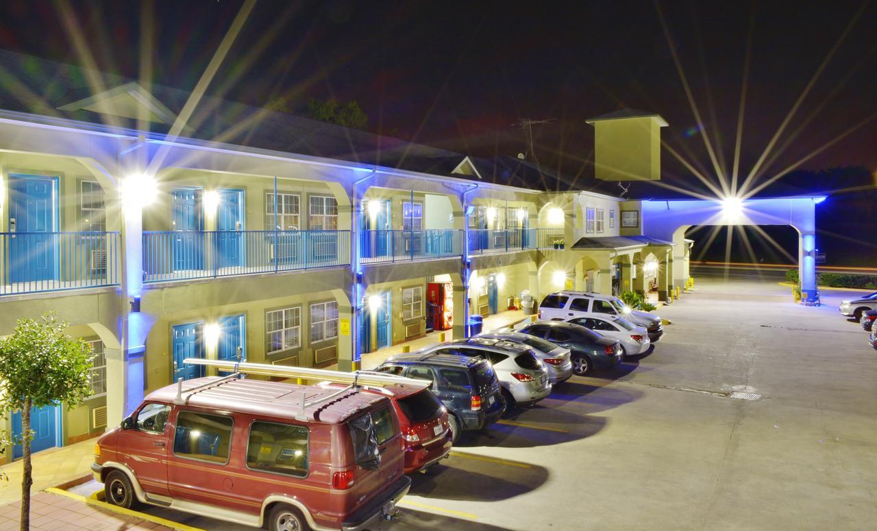 Scottish Inn And Suites Alvin Bagian luar foto