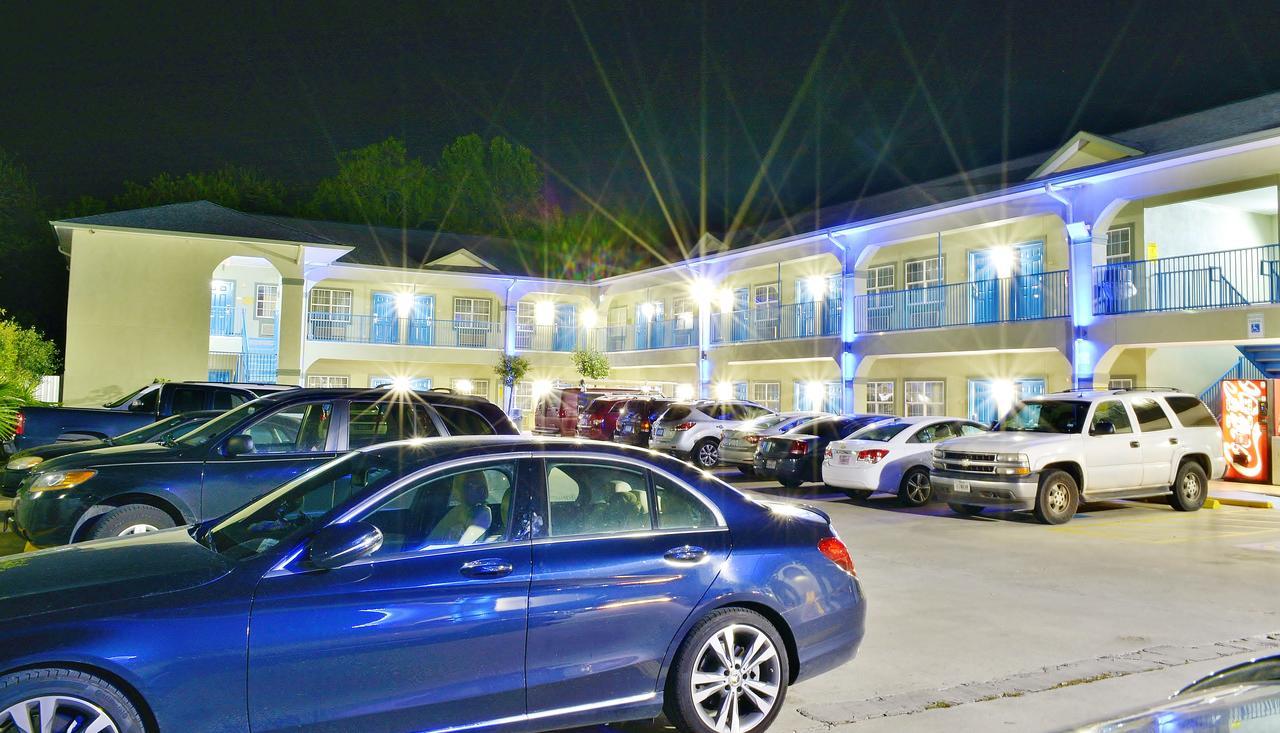 Scottish Inn And Suites Alvin Bagian luar foto