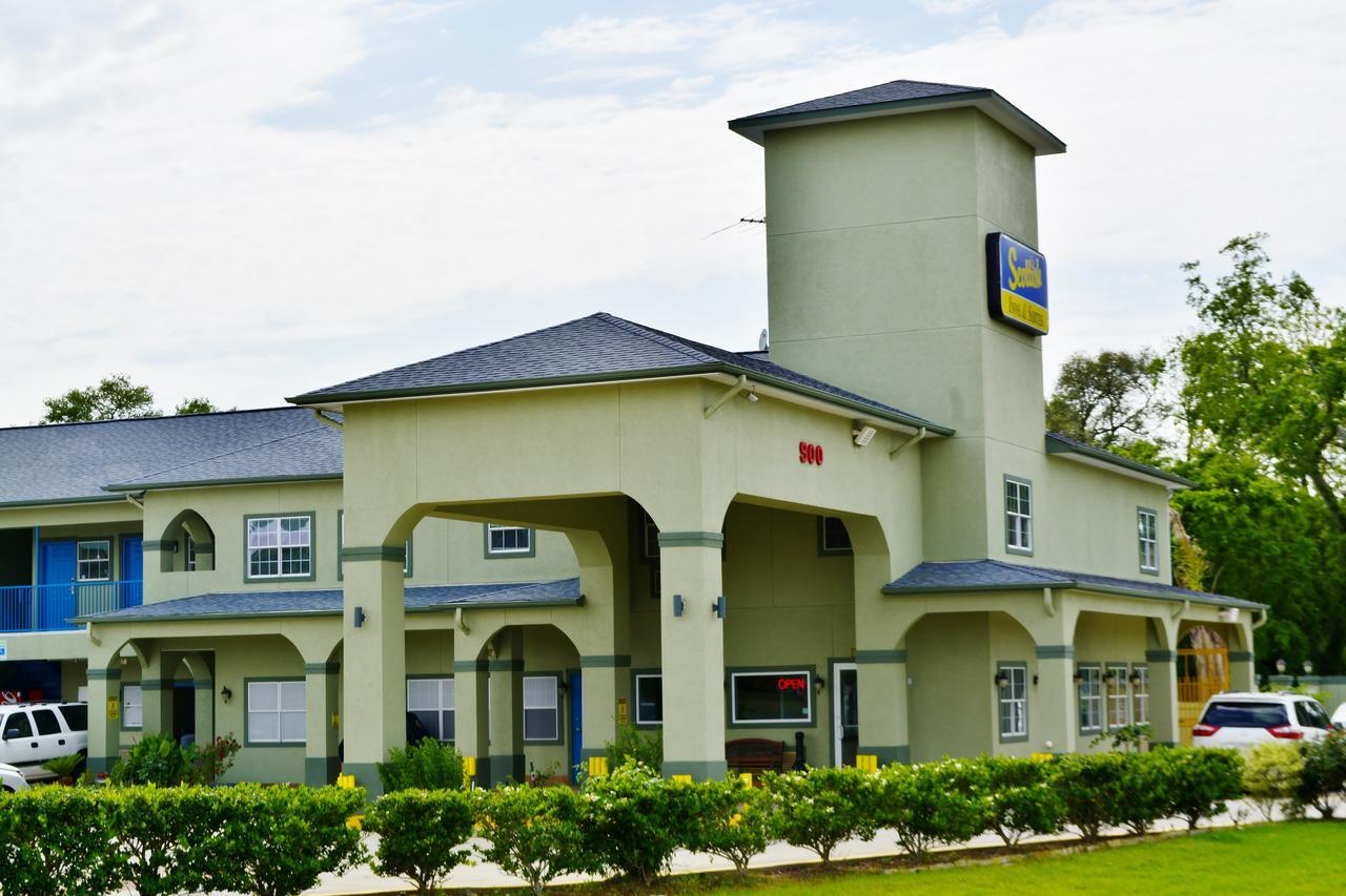 Scottish Inn And Suites Alvin Bagian luar foto