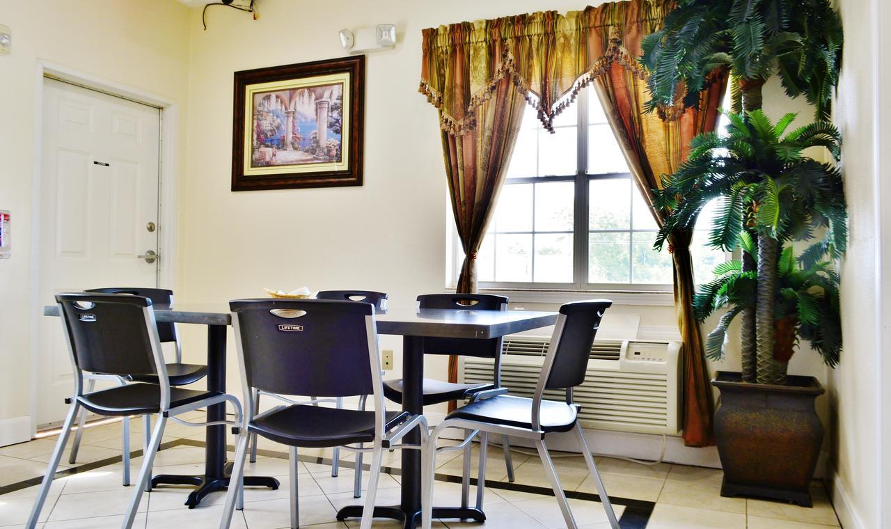 Scottish Inn And Suites Alvin Bagian luar foto