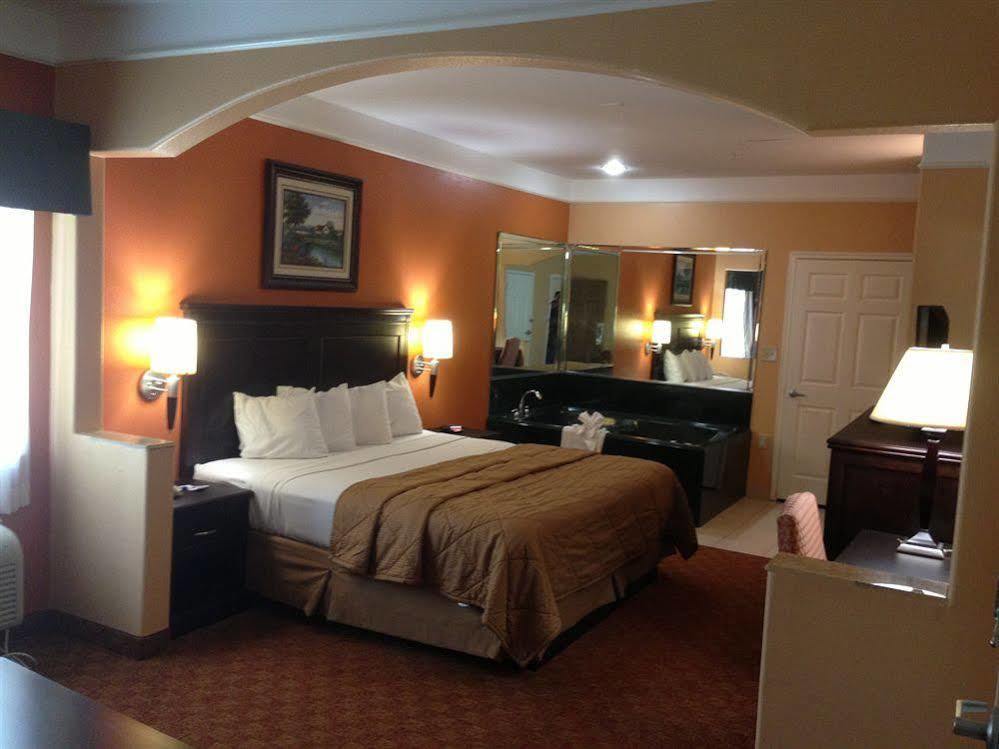 Scottish Inn And Suites Alvin Bagian luar foto